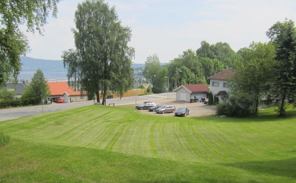 Austadveien og Drafnkollen. Det er tett bebyggelse langs Austadveien, som også er den viktigste samferdselsåren mellom Fjell/Austad og Drammen sentrum.