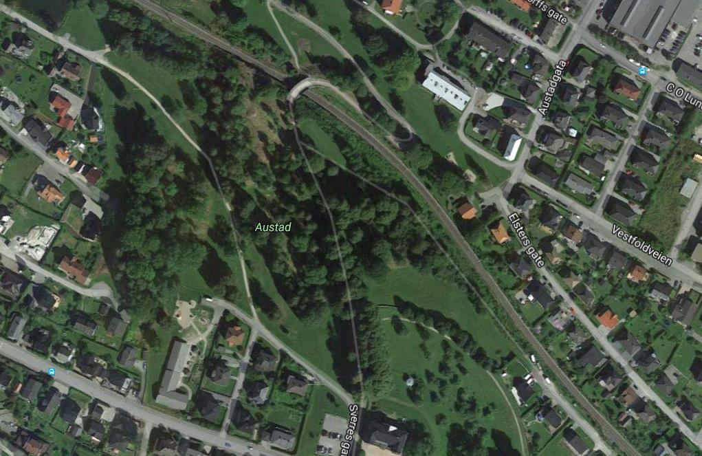 parkområde sør for jernbanesporet i forlengelsen av byaksen fra Marienlyst idrettsområde.