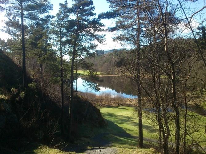 Golfbanen og Steisvikvatnet.