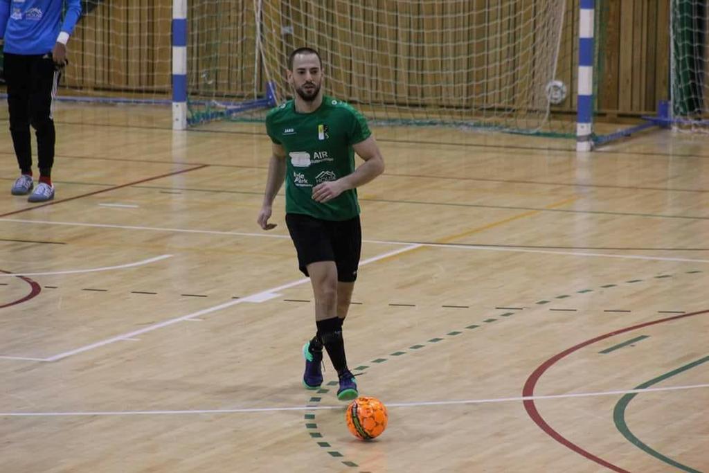 Hva er likhetene mellom utefotball og futsal?