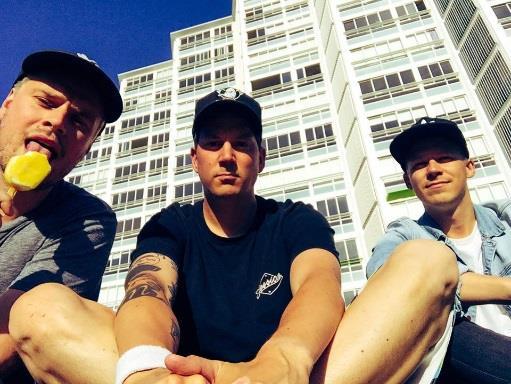 Prikkedöden Kommer Minikonsert med Prikkedöden! Punk på skikkelig stavangersk! Prikkedöden er ett skikkelig Skatepunk band med 2 studioalbum å vise til.