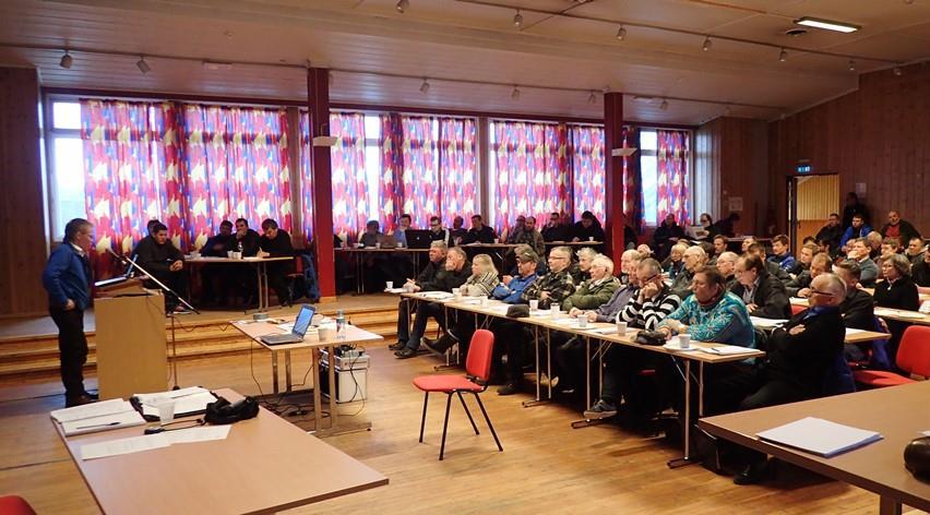 Bilde: TF-direktør orienterer om driften i første TF-periode (2011-15) under fellesmøtet på Karasjok samfunnshus 31.10.2015 (foto: Narve S. Johansen).
