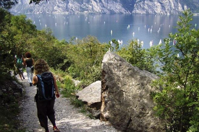 På ettermiddagen går vi en liten tur i det historiske sentrum av Garda og langs sjøen.