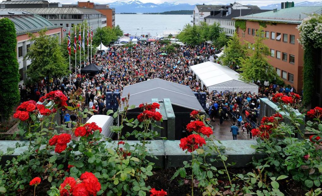 Rådhusplassen og torget er hjertet i Molde sentrum.