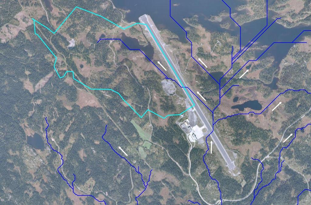 Figur 7-1. Dreneringskart for Fagernes lufthavn og området rundt. De blå strekene er generert i programvaren Surfer ut fra en 10*10 meters terrengmodell og viser gradienten til terrenget.