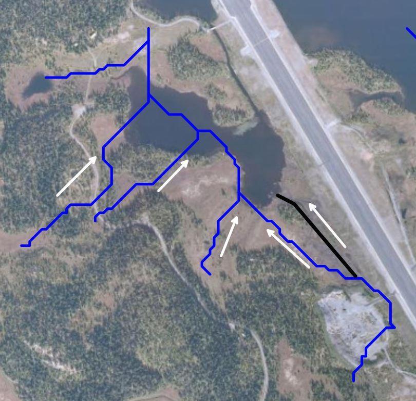 Figur 7-2. Lokalt dreneringskart for området umiddelbart rundt BØF og Kalken. De blå strekene er generert i programvaren Surfer ut fra en 10*10 meters terrengmodell og viser gradienten til terrenget.