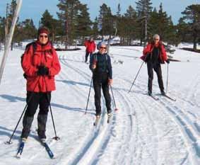 Turdeltakerne ledes an av turleder Finn Abildgaard. (14.02.