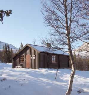 Storekrakkoia Finn Granum Vil du til fjells med Ringerikes Turistforening og bo på ei hytte med sjel? Svaret er Storekrak. Hovedhytta ligger på en gammel setervoll i skogbandet (889 m.o.h.) og har 8 senger (herav 2 på hems).