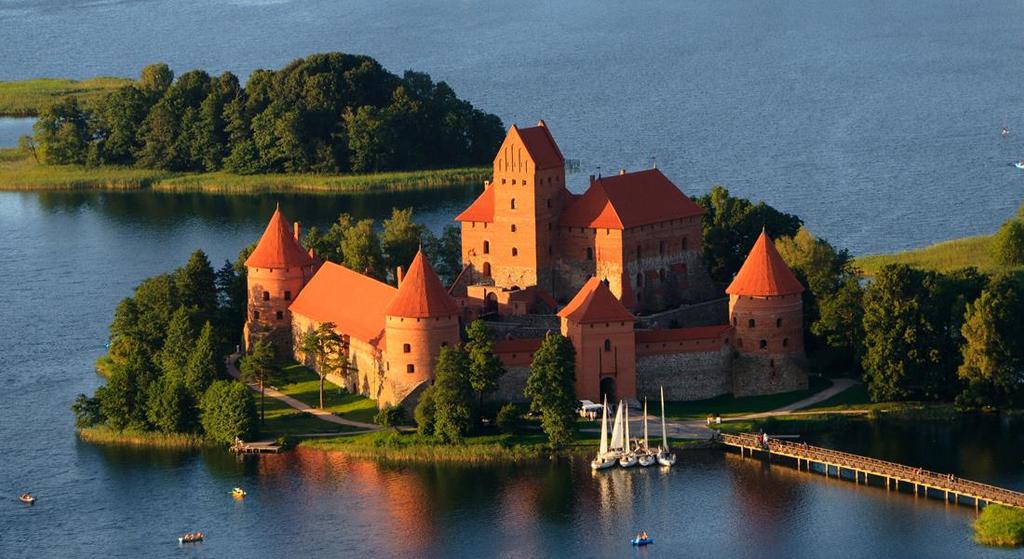 Fra Gediminas begynner byvandring mot gamlebyen samt katedralen, St. Annes kirke, Daggryporten og et ravgalleri. Lunsj på egen hånd. Avskjedsmiddag på restaurant Lokys om kvelden.