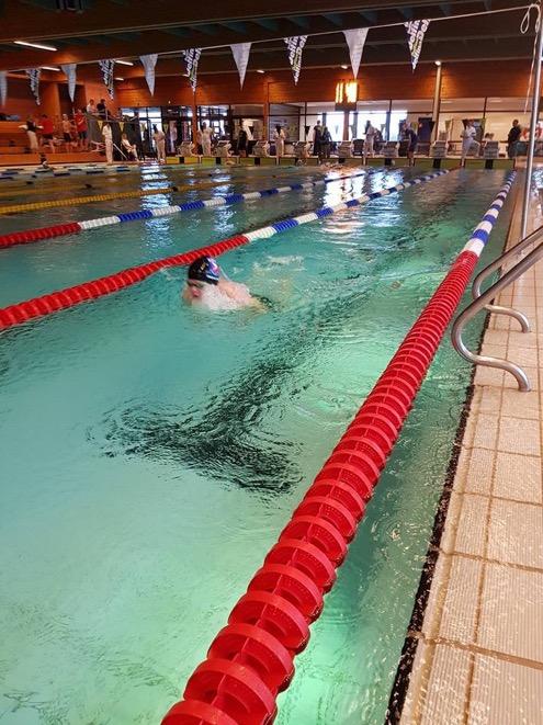 Med andre ord: Motivasjon for videre satsning og tro på at det en gang er mulig å nå toppen for våre yngre utøvere! Kristian Tronstad fosser frem til seier på 200m fly.