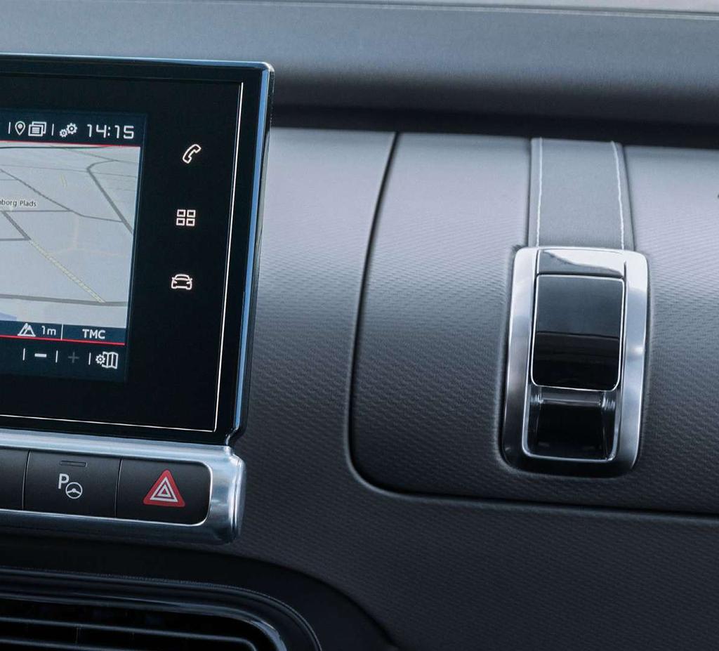 TEKNOLOGI INNENFOR REKKEVIDDE Berøringsskjermen som minner om skjermen på en smarttelefon, gir intuitiv tilgang til alt utstyret som øker sikkerheten og gjør kjøringen enklere.