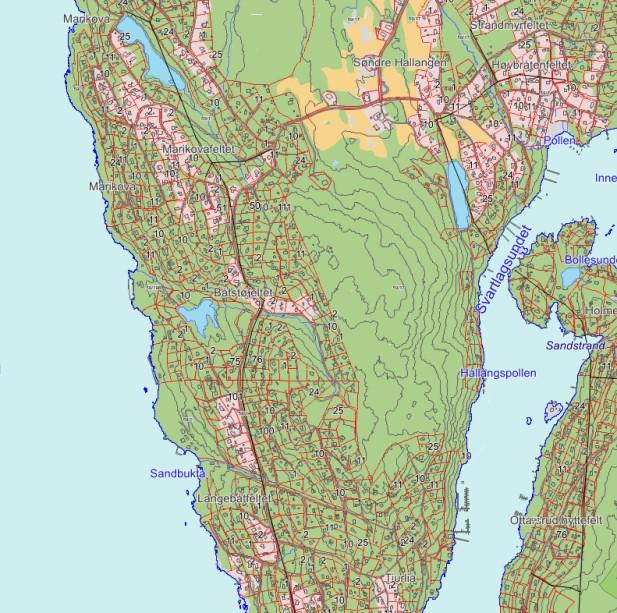 Strandlinjen ligger igjen som et ubebygd fellesområde, med noen mindre grassletter og velstrender, slik som like sør for Sandbuktstien 3.