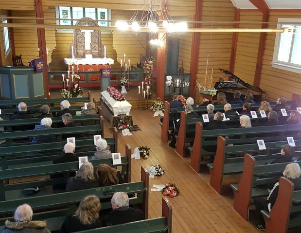 en mer uformell gudstjeneste konfirmanter og unge) og ordinære gudstjenester. Konfirmantene deltar som ministranter/medhjelpere for prest og kirketjener. 9 Foto: Gjøfjell kirke mai 2017.