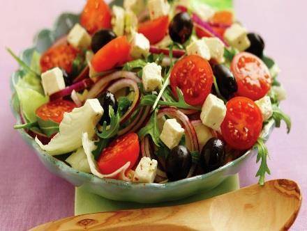 Oppskrift på Salat Innhold ½ Agurk 2-3 Tomater ½ kokt brokkoli I teskje olivenolje ½ Feta ost Gjøremåte Skjære