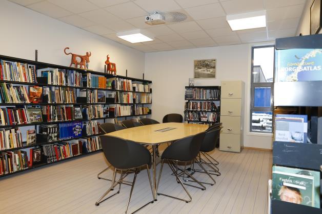 Vi samarbeider med fylkesbiblioteket og dei andre biblioteka i Indre Sunnfjord, og du kan låne frå alle biblioteka.