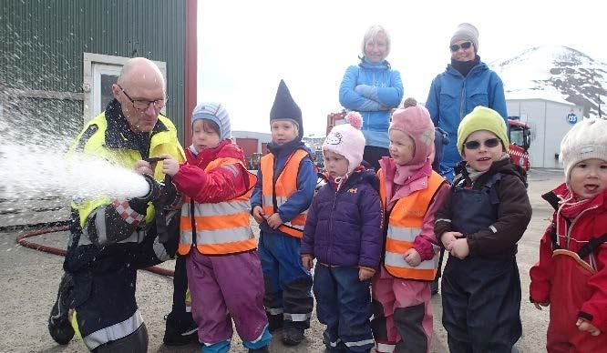 Side 21 av 26 Brann og redning får årlig besøk av elever fra Longyearbyen skole, og unger fra byens barnehager.