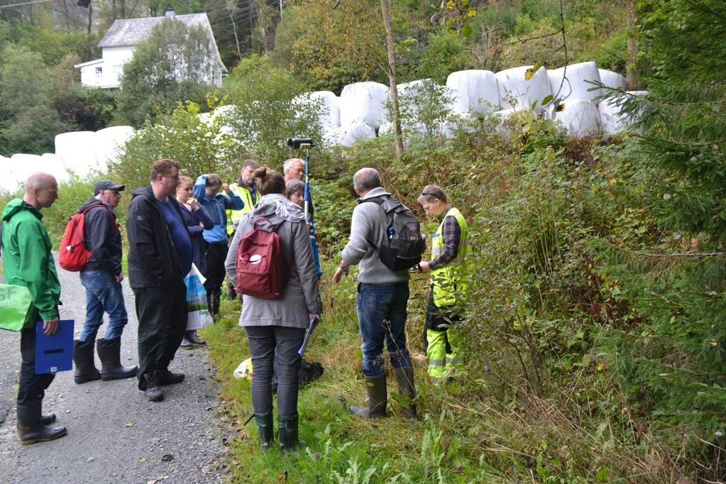 Figur 4. Måling av konduktivitet i bekk nedstraums rundballar ( stasjon B). Figur 5. Anders Yri (t.v.) orienterer.