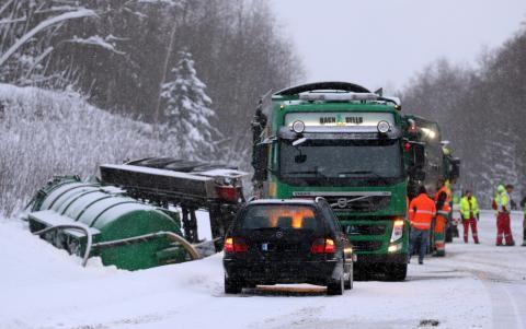 FLASKEHALSENE PÅ RV 23 Uvesentlig hvor vi møter hindringer / hvor trafikken står. Følgende må løses: Gullaug/Lahell. Spikkestadbakkene. Dagslett/Linnes (fix) Vitbank/Lierstranda. Elgskaugsåstunnelen.