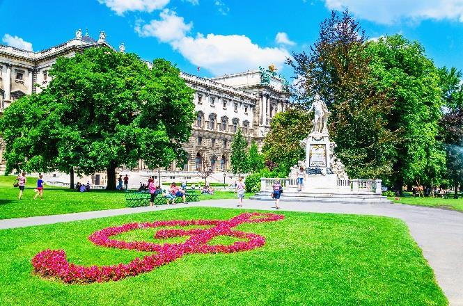 4 Dag 8, mandag 15. april WIEN OSLO Etter tidlig frokost sjekker vi ut av Der Kleine Prinz og fortsetter til flyplassen og flyr tilbake til Norge.