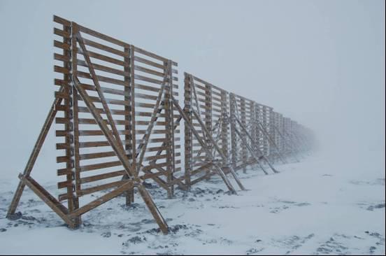 Gjerdene rundt hegnene var i utgangspunktet 2,5m høye. På grunn av snøakkumulasjon ble disse gjerdene forhøyet med 2 meter sommeren 2007.