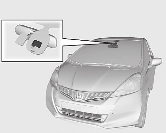 Hovedlys, tåkelys foran og bak LYSSENSOR Den automatiske lysfunksjonen styres av en sensor plassert på frontruten i nærheten av bakspeilet.