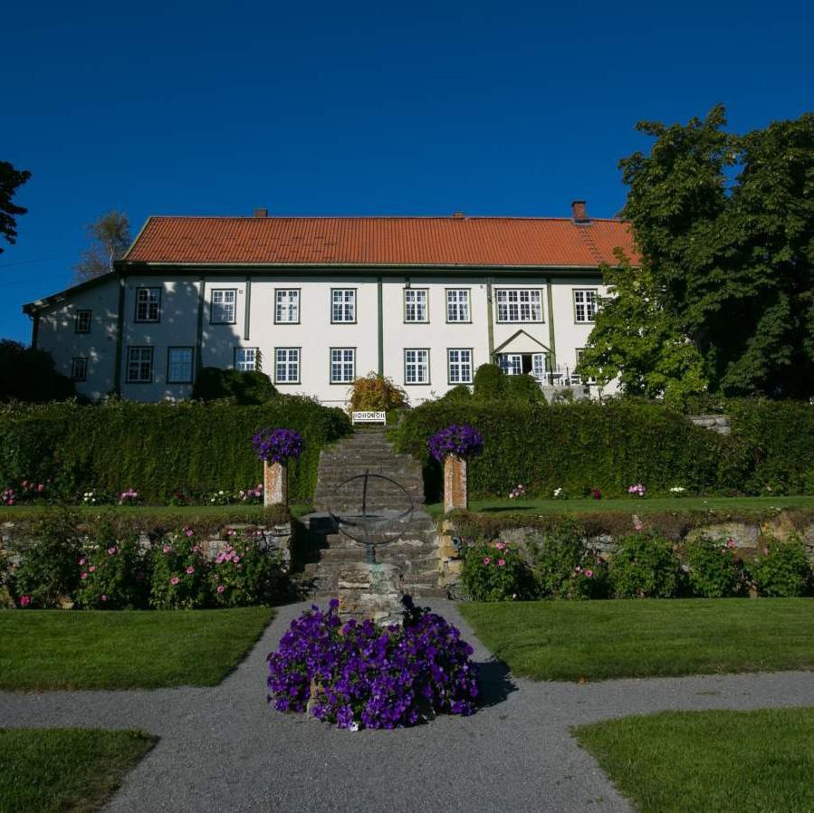 30 Vi besøker et av verdens vakreste museer, Hedmarksmuseet med de 950 år gamle domkirkeruinene som hovedattraksjon.