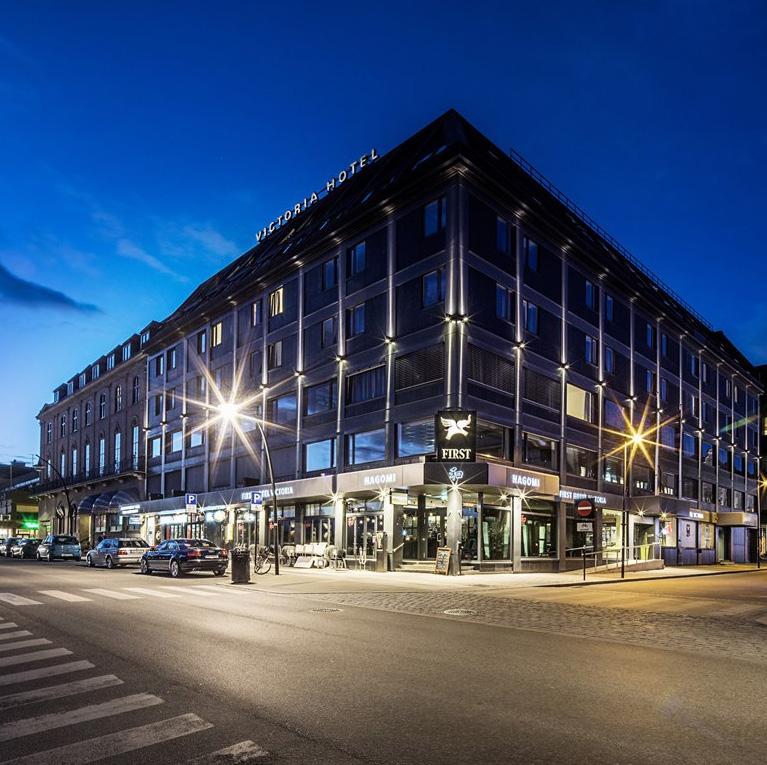 hotell First Hotel Victoria en unik og sentral beliggenhet. Kommer du med fly, er det enkelt å ta toget rett fra Gardermoen.