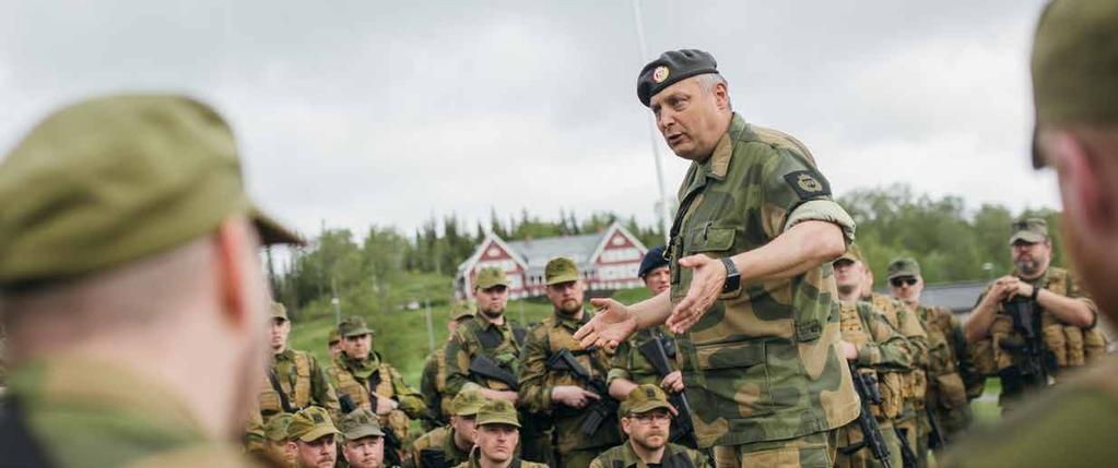 h TEMA SAMARBEID TEMA SAMARBEID 6 BENGT HENRIKSEN Oberstløytnant Bengt Henriksen, sjef HV-14, prioriterer godt samarbeid med sine militære og sivile partnere.