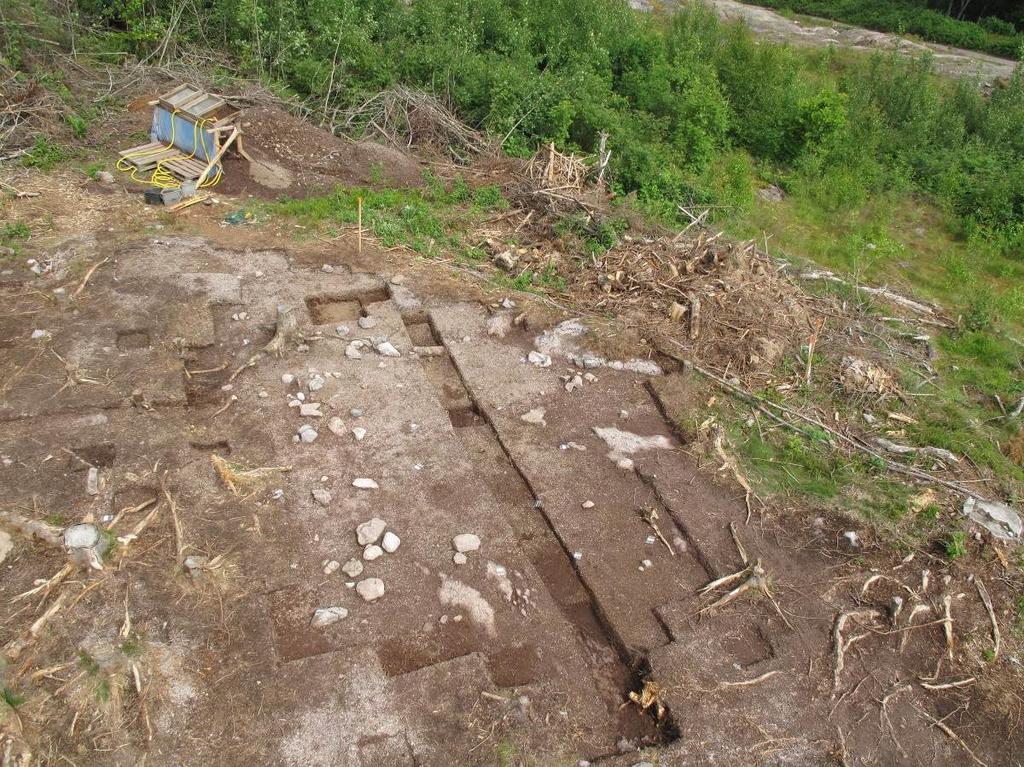 Figur 8: Foto av teltringen. Øverst oversikt tatt med fotostang, tatt mot nord-nordøst. Foto: Magne Samdal, KHM.