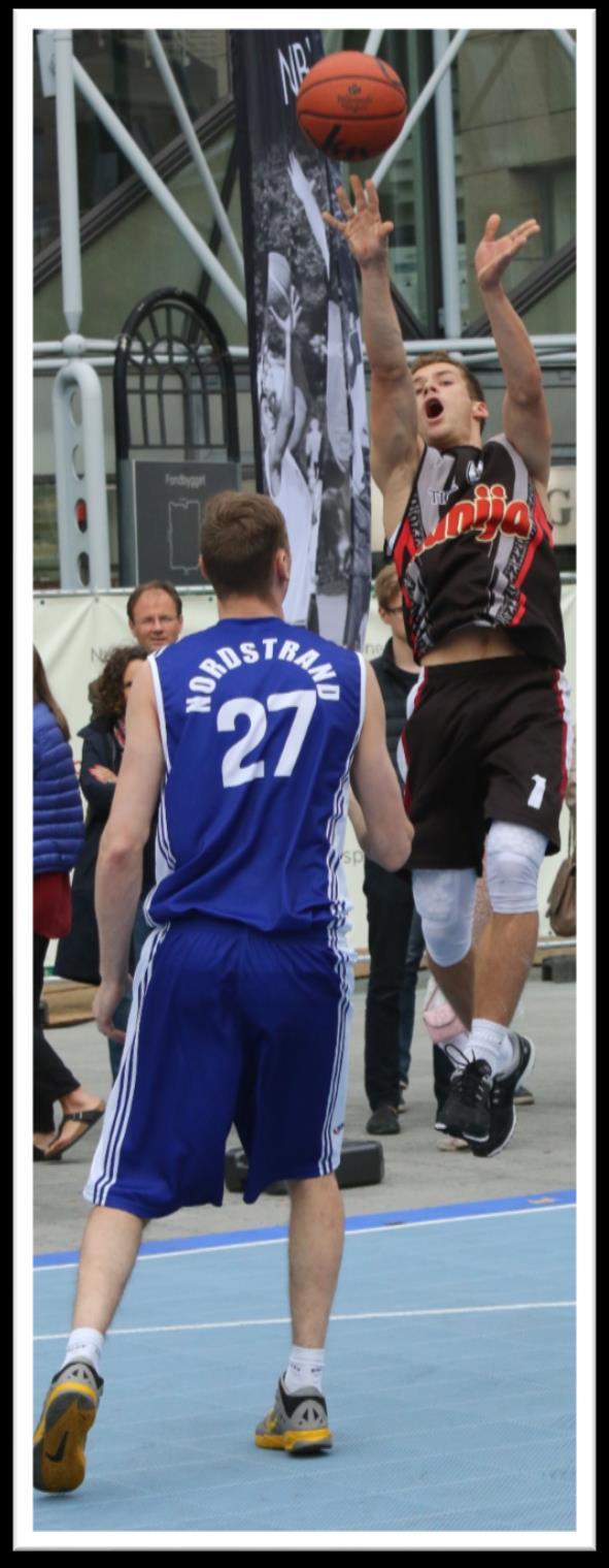 3MOT3 3MOT3 skal i hovedsak være en lavterskelaktivitet som har til hensikt å allmenngjøre basketball i Norge.