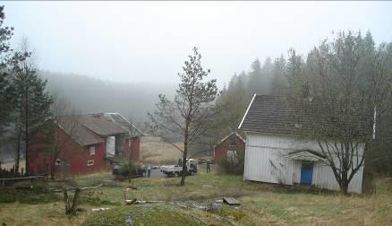 omkring Sagstua og Smeden. Våningshus fra tidlig 1800- tall, de øvrige bygningene er fra 1900-tallet.