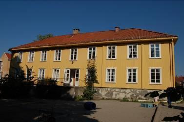 Fungerer som barnehage, høy 34 Hovin Søndre 122/182 St. Jørgens vei 61b 2 Bevaringsverdig Omsorgsbygg Hovedbygning Bygget omkring 1800.