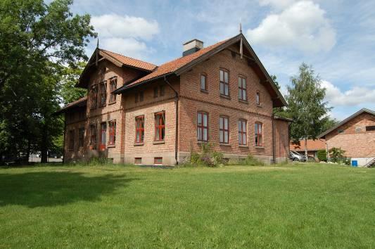 79 Bjerke 84/2 Økern Torg vei 51 9 Bevaringsverdig Hovedbygning Hovedbygning oppført i teglstein, bygget i siste halvdel av 1800-tallet.