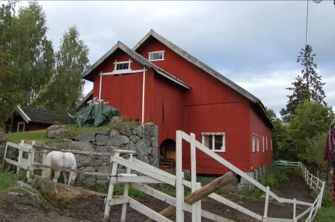 Tun som ligger i et kulturmiljø som strekker seg innover i Østmarka. Hestehold og beite på gården. Flott kulturlandskap.