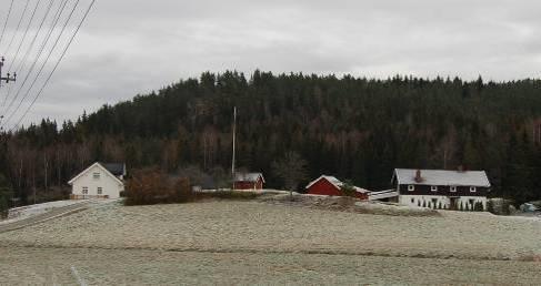 Et komplett tun som fortsatt er omkranset av jordbruksområder. Flere av bygningene er relativt godt bevart.