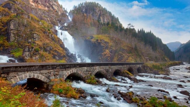 Avslutning FOSSEFALL: Låtefossen ved Odda. Foto: ScanStockPhoto https://www.kartverket.