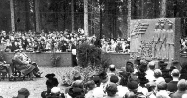 5 Avduking av billedhuggeren Odd Hilts monument i 1947. Hilt var fange på Falstad.