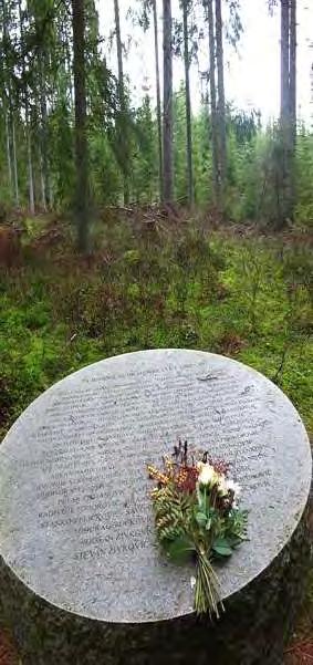 Det er et mål å bevare overstandere av store trær så lenge som mulig, og samtidig skape forhold for foryngelse. 24 Minneplate over jugoslaver som ble henrettet i skogen.