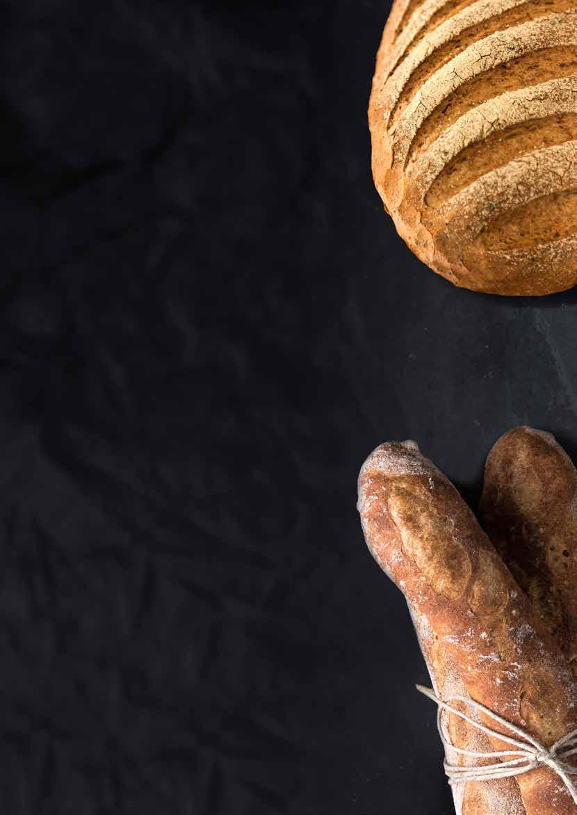 GROVT SURDEIGSBRØD bakt med Deigen kan gjerne formes som klassiske brød eller deles opp i stykker som småbrød. Rull brødet i sammalt mel eller durum og snitt brødet i ønsket mønster på toppen.