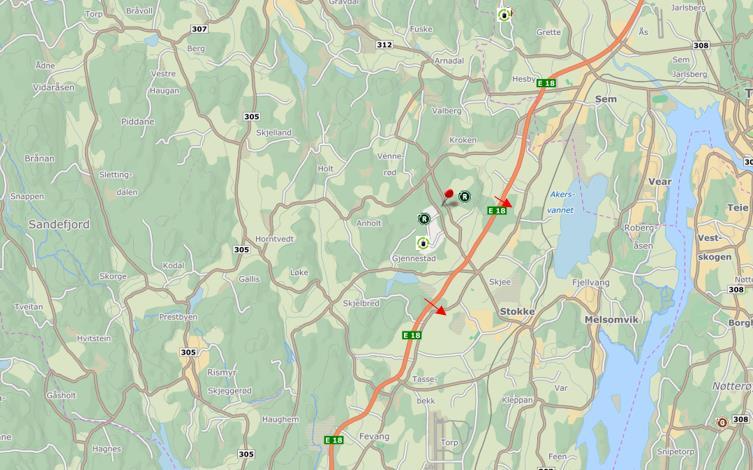 Figur 9: Oversiktskart over området. Tiltaksområdet er vist med rød markør, mens viltovergangene er angitt med røde piler.