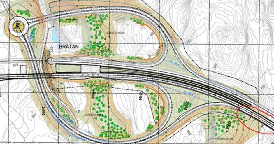 å utvide fra to til firefelts veg mellom tunnelåpningen på Måna og fram til E6 på Vassum, 6 kilometer. Dette medfører også å bygge et nytt bruløp for den ca.