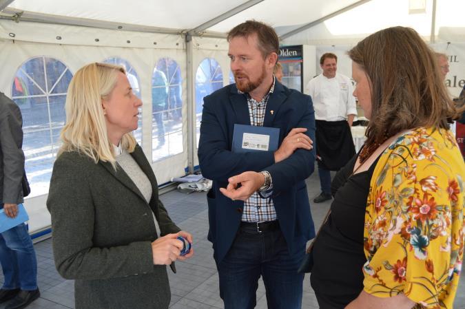 Høyres nye stortingsrepresentant, Marianne Synnes, Ålesund (t.v.) i samtale med Oddvar Mikkelsen og Gunnhild Overvoll på Matfestivalen i august (Foto: Arild Erlien).