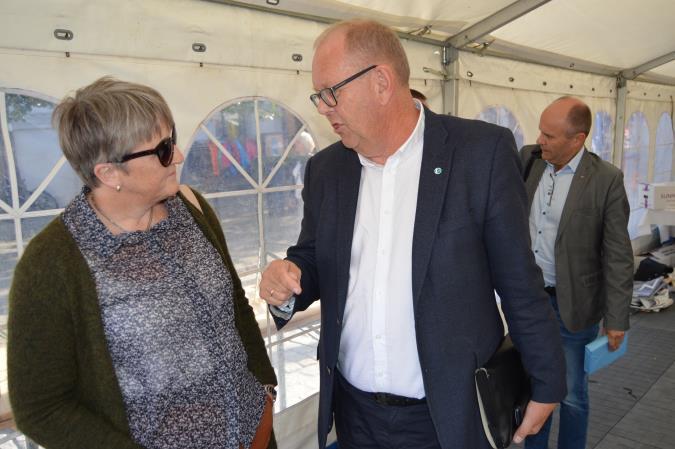 landbruksminister Jon Georg Dale var på gardsbesøk hos geitebonde Hogne Homberset i Volda 29. mars. Møre og Romsdal Sau og geit arrangerte. Meget god pressedekning av besøket.