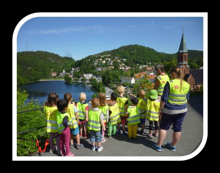 Innledning «I trygge hender» er første plan for kvalitetsutvikling i de kommunale barnehagene i Tvedestrand. Den skal fortelle om hvordan vi jobber for å gjøre barnehagene våre bedre for alle barn.