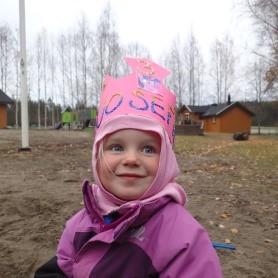 Det å synge på julegateåpningen på Vik er en tradisjon for Naturbarnehagen, og vi øvde godt på sangene i forkant. En ting er å synge av full hals i skogen og i kjente omgivelser.