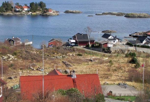Terrenget er elles småkuppert og høgda fell gradvis mot fjorden i vest. Avstanden til sjø er relativt kort, noko som gjer at planområdet vender seg naturleg mot fjorden.