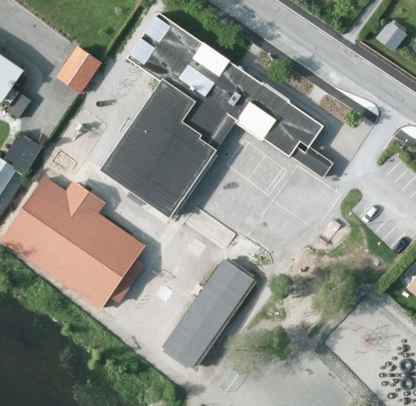 1 Innledning 1.3 Om bygningene Figgjo skole er en barneskole på Figgjo i Sandnes. Skolen består av to bygninger (og en brakkepaviljong). Brakkepaviljongen er ikke vurdert.