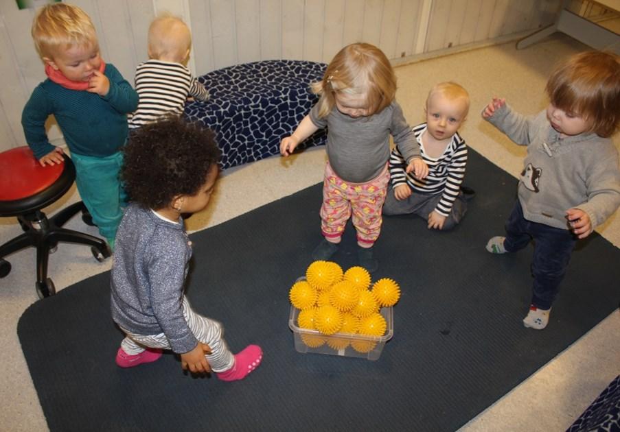 Ole, Adiza, Andre, Emilia, Adrian og Ollie Vi lager et avgrenset område for barna, hvor vi setter fram en kasse med gule baller. Tanken bak er fellesskapsopplevelser og lek i trygge omgivelser.
