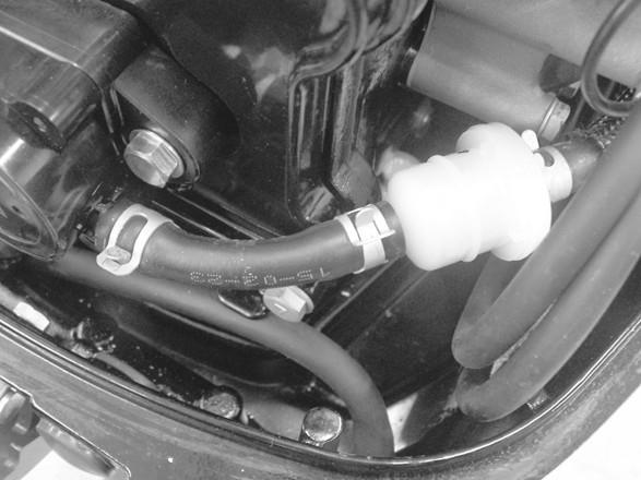 Utvendig vedlikehold Utenordsmotoren er eskyttet med et solid, rent emljeelegg. Rengjør og poler ofte med mritimt rengjøringsmiddel og polervoks. Drivstoffsystem DRIVSTOFFSYSTEMET!