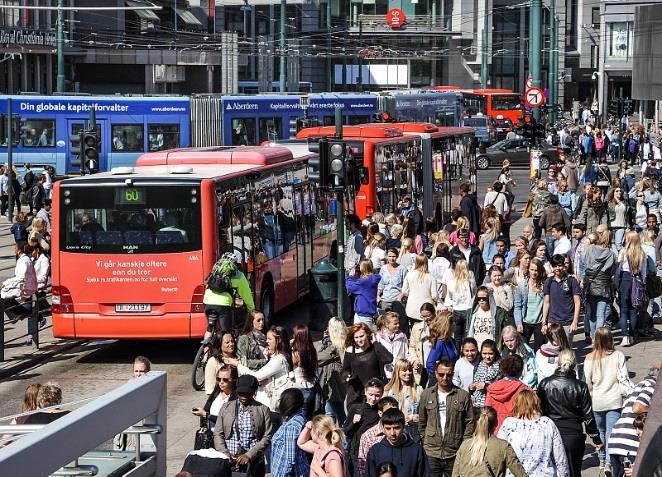 Det gjelder Oslo kommune samt alle kommuner i Akershus fylke. Foto: Knut Opeide 6.1 Utviklingen i drepte og hardt skadde i Osloregionen Figur 6.